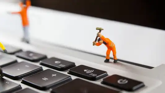 Launch ist erst der Anfang: Warum mangelnde Website Wartung zur tickenden Zeitbombe wird